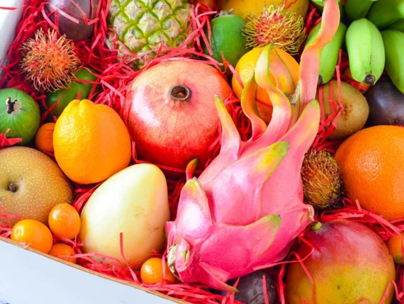 Tropical-Love-Fruit-Box-Gift.webp